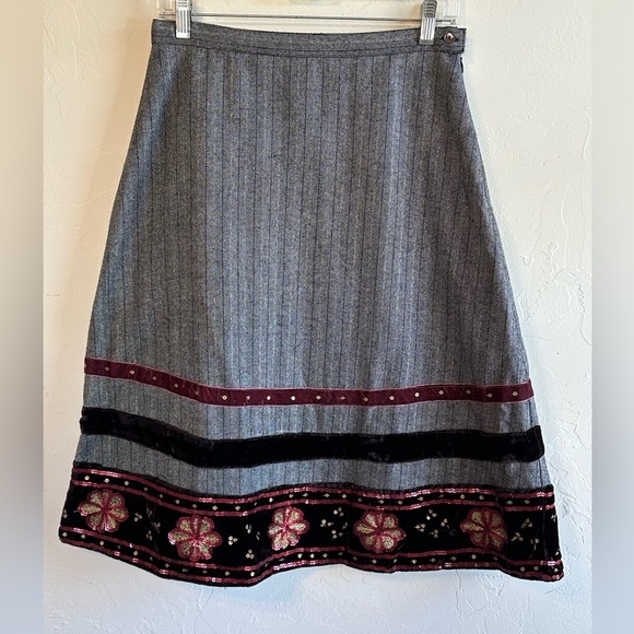 Vintage Y2K Grey Pinstriped Wool A-Line Skirt w/Velvet & Sequins Design Sz 6 - Picture 1 of 8